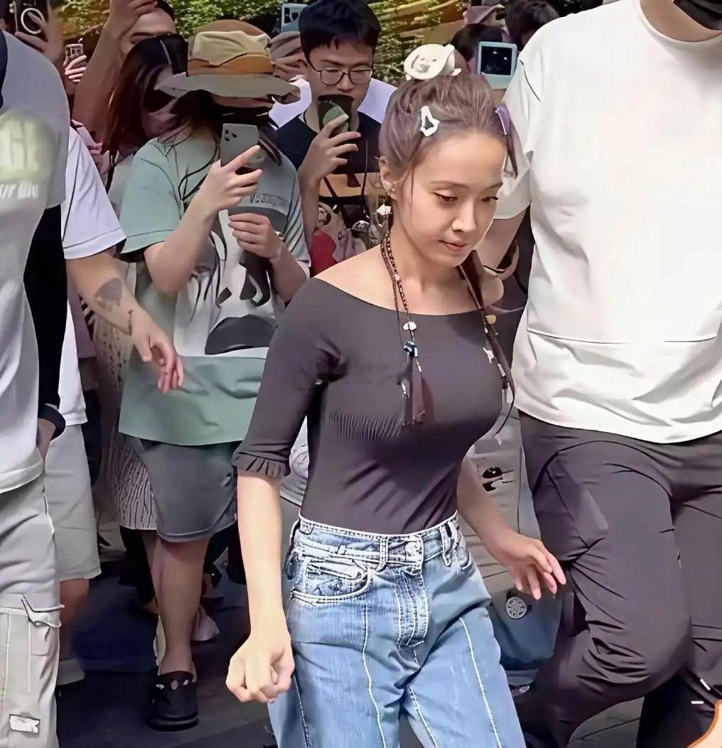 蔡依林这状态确实绝，个子不高但一点不干瘦，整个人看着就是年轻​​​