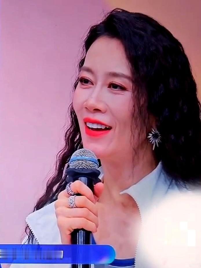 “我可不可以走？”温峥嵘这句话一出，芒果三公现场都静了。小队垫底，张艺上票数