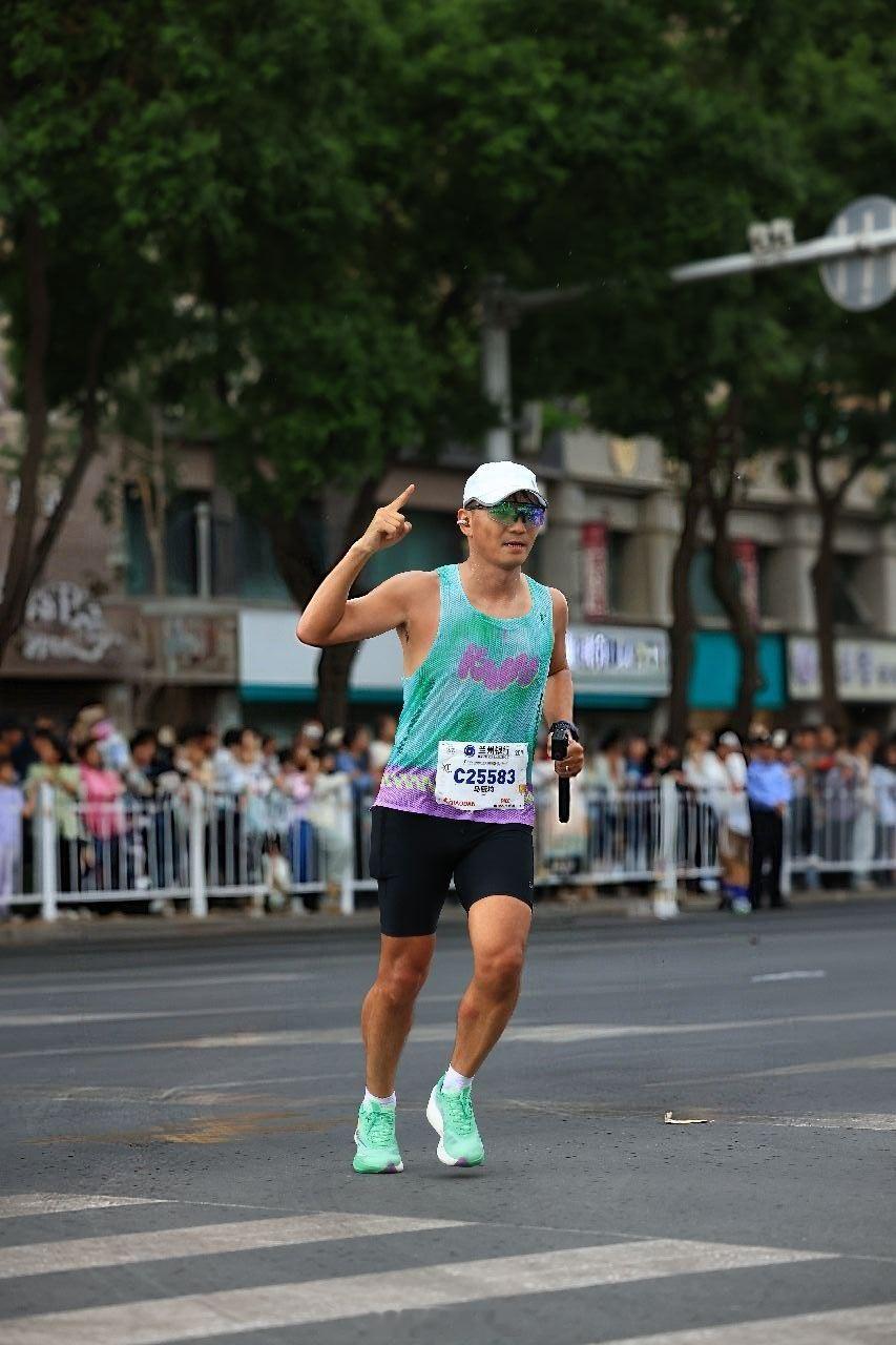 刚跑完2026兰马，腿还抖着，但必须趁热说一句——我被兰州人又又又又整破防了。跑