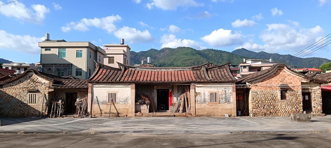 每当我们走在闽南沿海各地，一座座独有风韵的闽南大厝屹立在山前，村中央，随处可见，