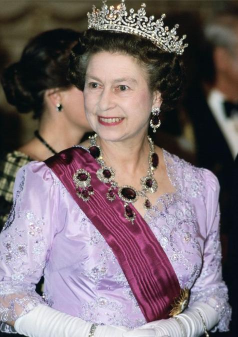 卡米拉王后佩戴紫水晶项链，相由心生，女王也并非善茬。伊丽莎白二世在世的时候，被