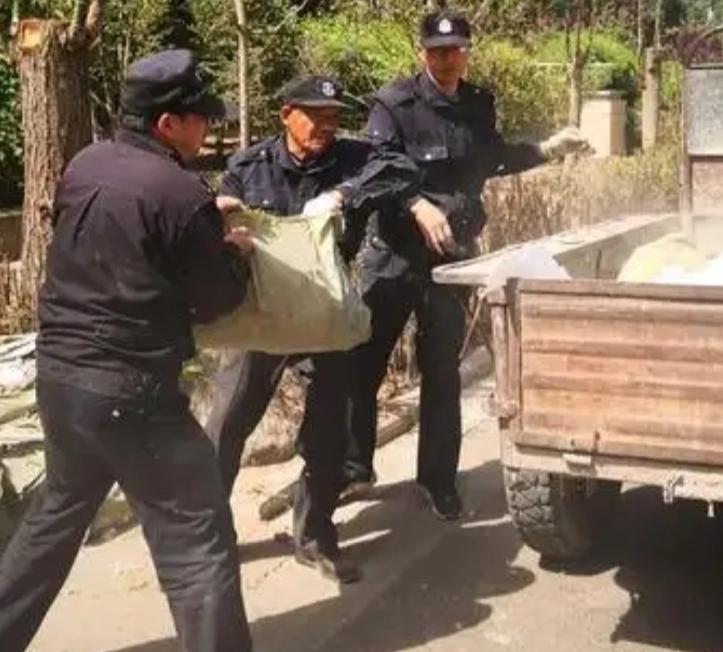 昨天经理通告我们保安的工资从下个月开始每人降两百块，大家听完这个消息以后，心里