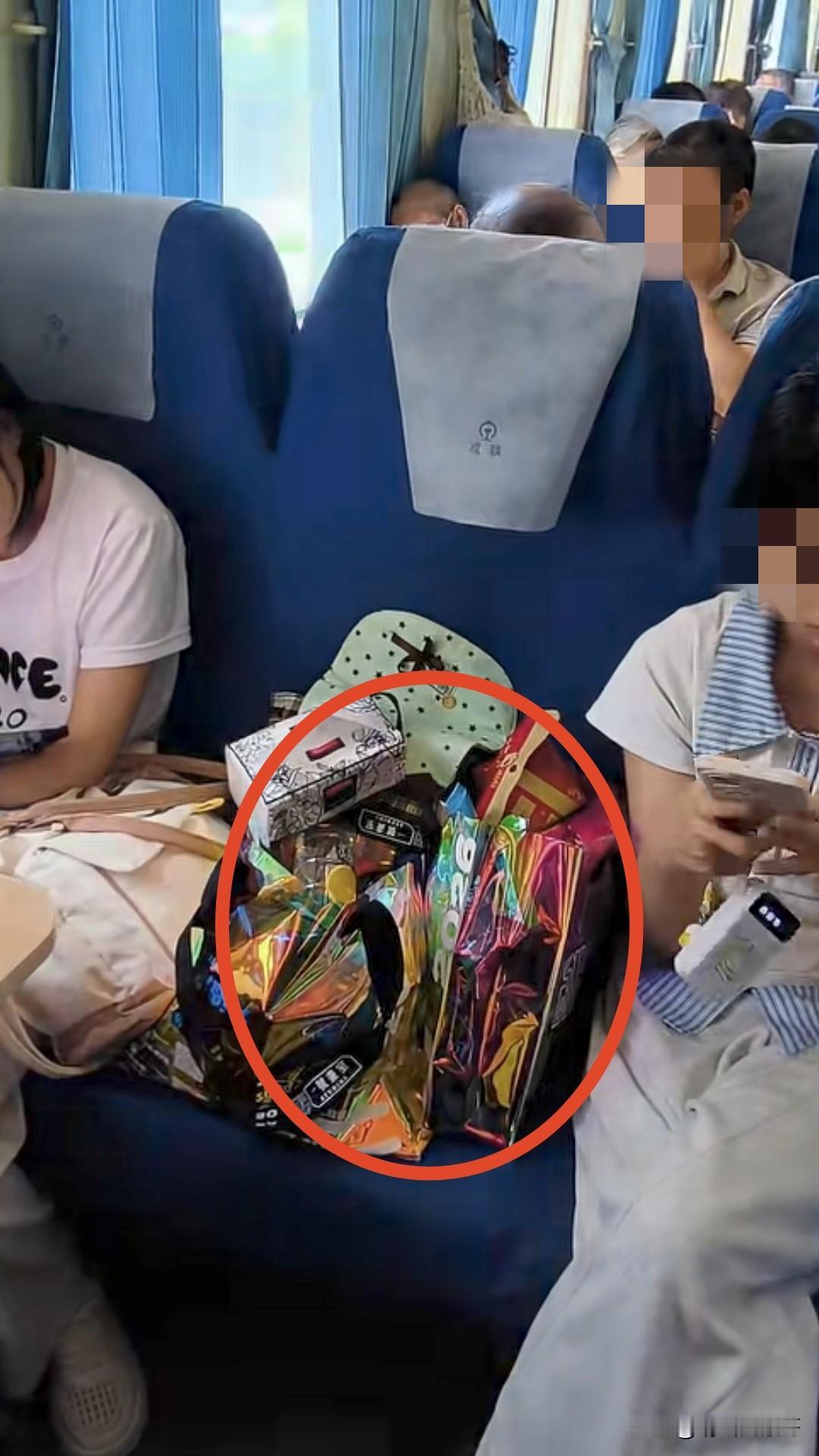 两个小姑娘坐火车出行，买了3张票，其中一个座位用来放零食，一个站票阿姨想坐中间这