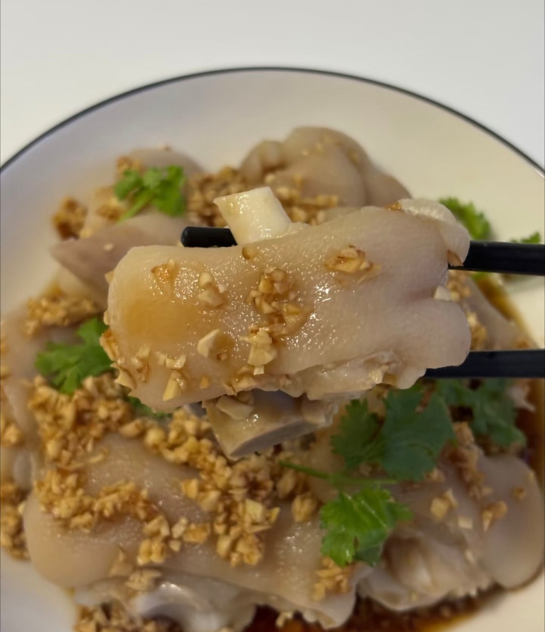 沙姜真是个好辅料，用来做白灼猪蹄，口感不错