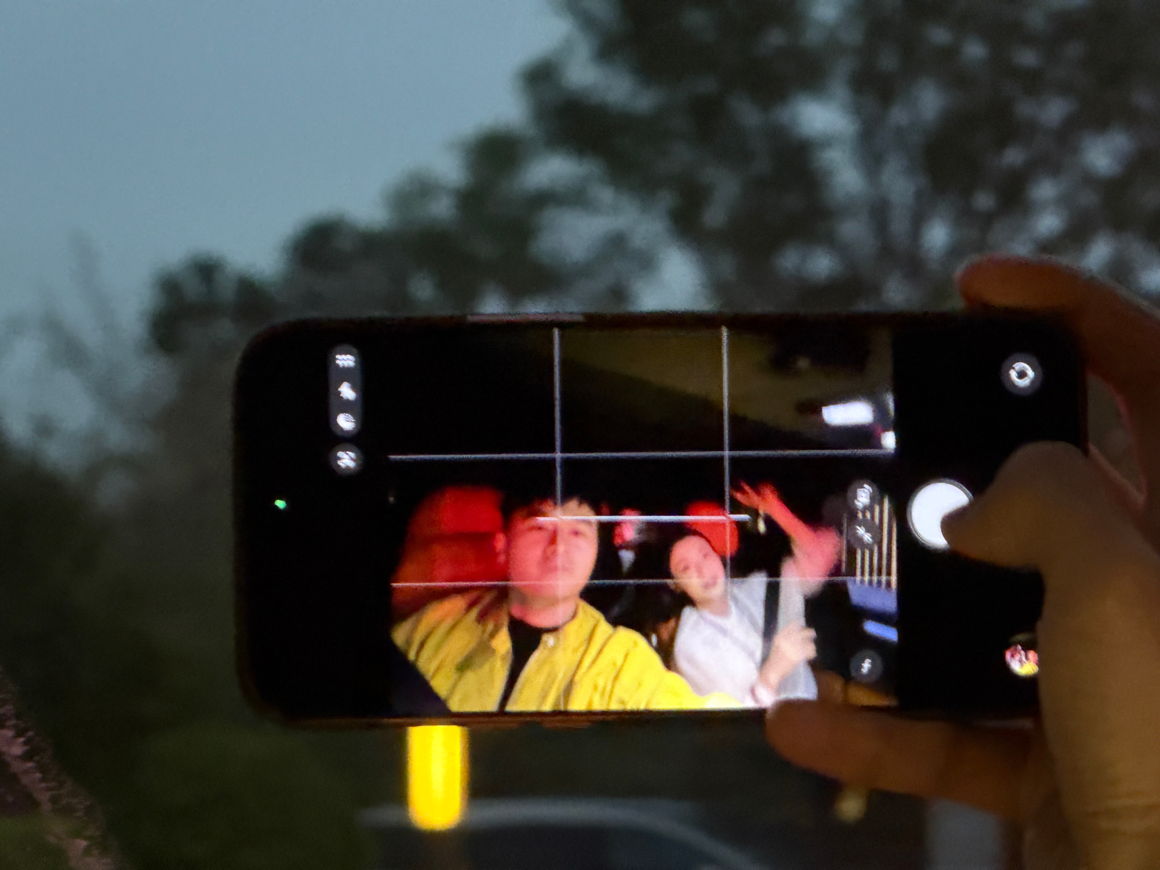 一上车就跟小姑娘拍照，给我撵到后边坐着你看他多开心