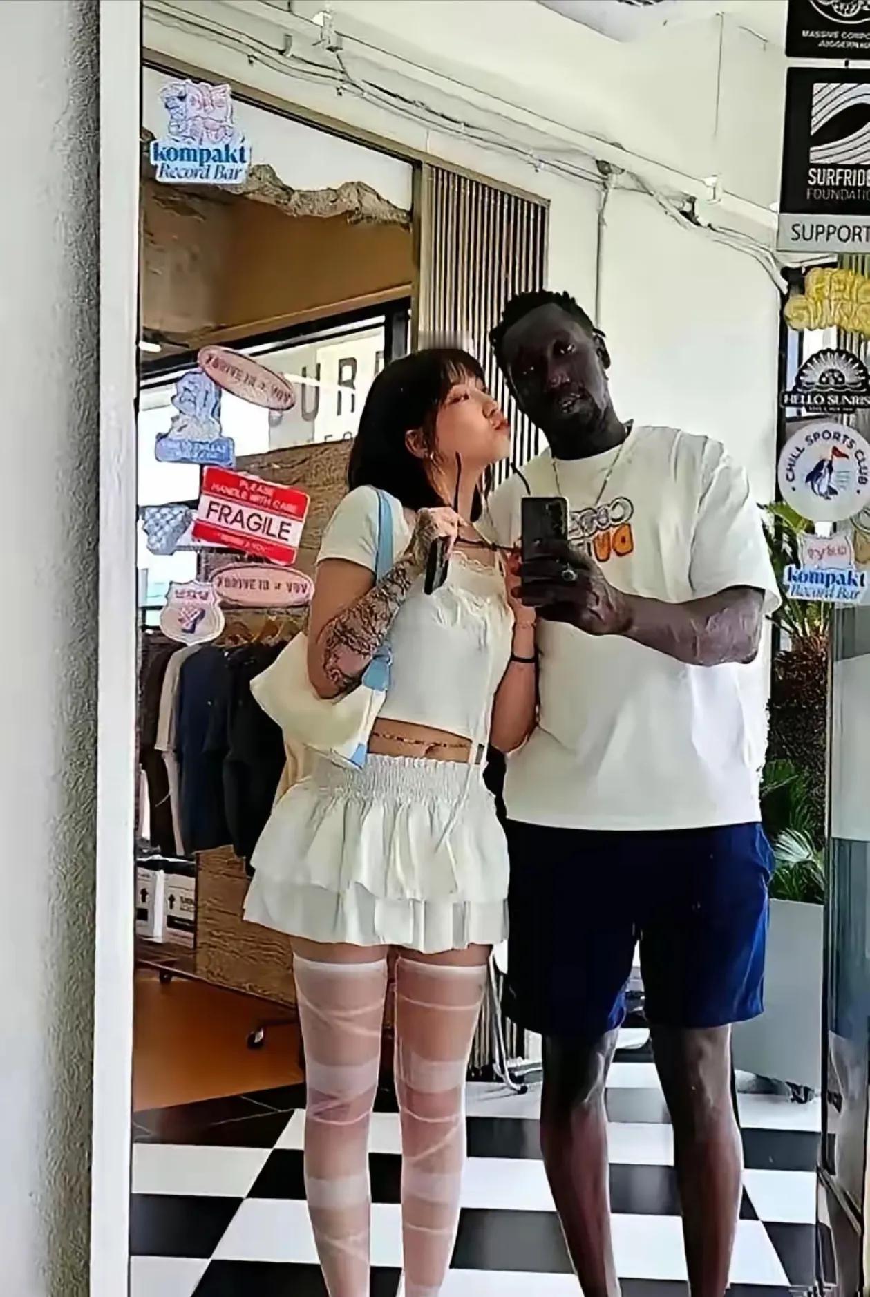 一个女生带着自己的黑人男友回家，没想到父母一看到男友的长相，立马表示不同意，并把