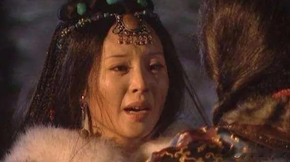 公元1635年，皇太极下令扒光亲姐姐莽古济的衣服，并且让刽子手处以凌迟极刑。每剐