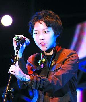 窦靖童演唱会“实力不够”。麻将阵容来凑：东风：大妈王菲，红中：大爹窦唯，小鸡：