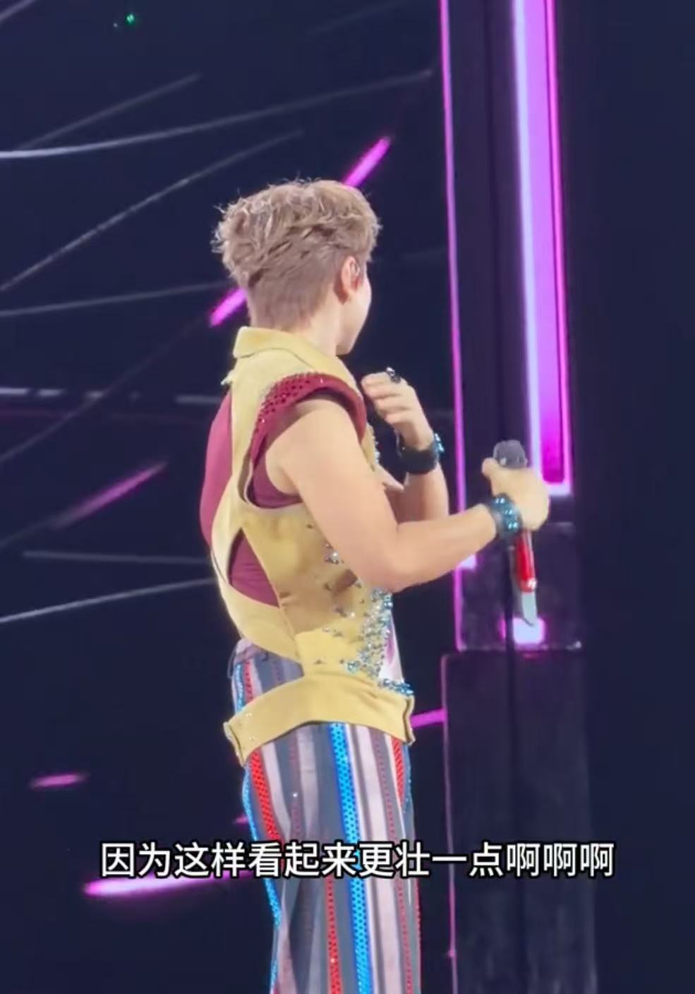 汪苏泷请你做自己就好了汪苏泷的无奈太真实，涂黑手臂求壮实，歌迷偏要美白，既要D