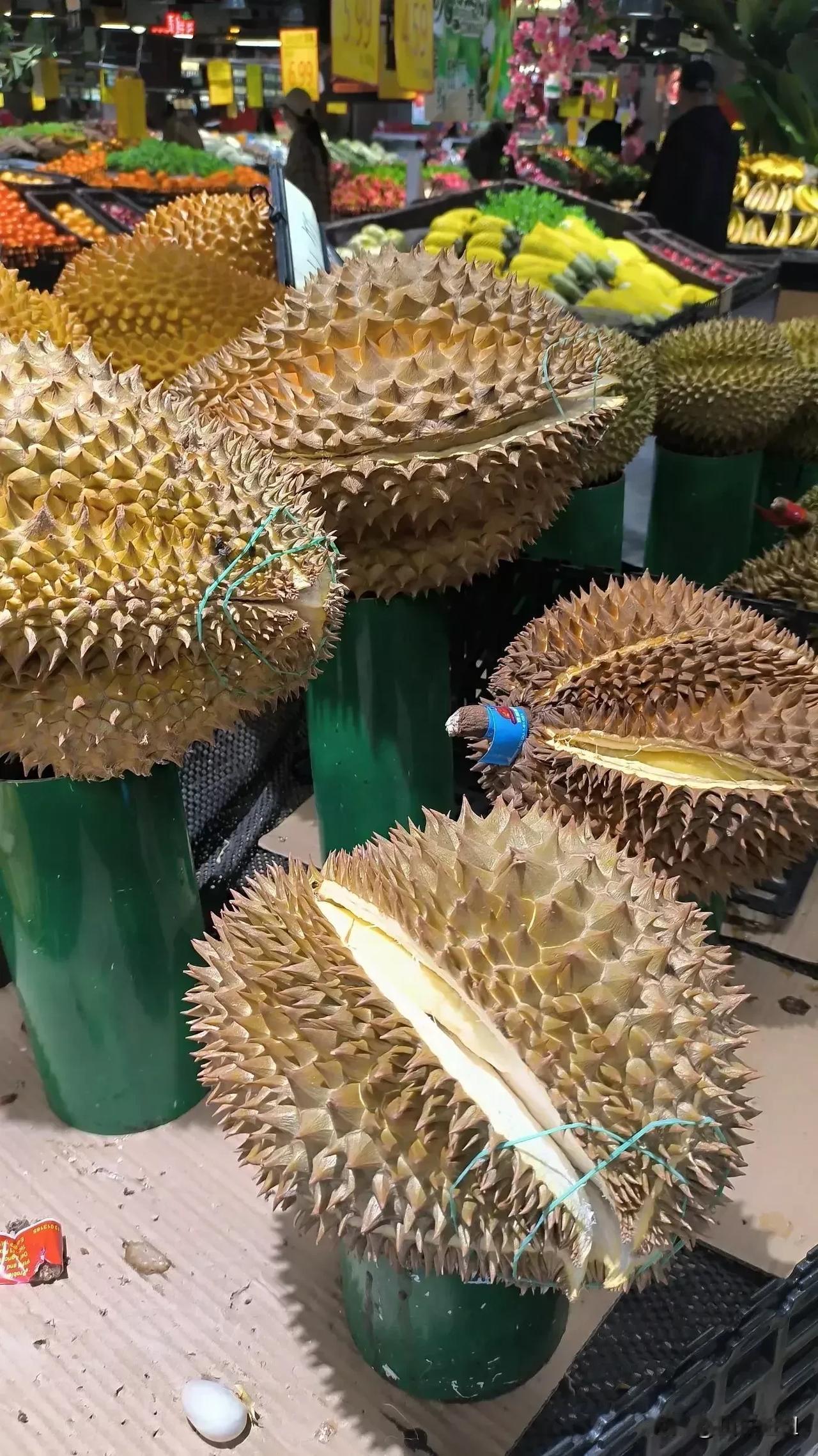 突然想吃榴莲了，于是和朋友去了超市，到了水果区域，别的水果连看都没有看，直奔榴莲