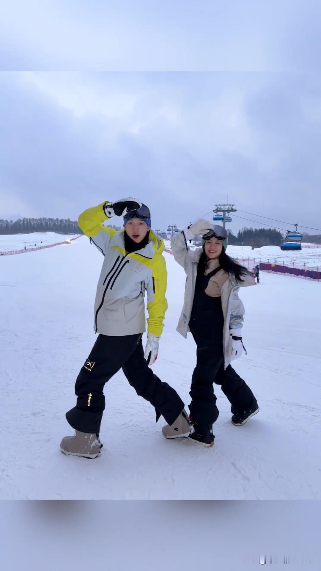 12月7日，李嘉格更新长白山滑雪vlog，并配文说道：“下雪了，俩东北憨憨玩的不