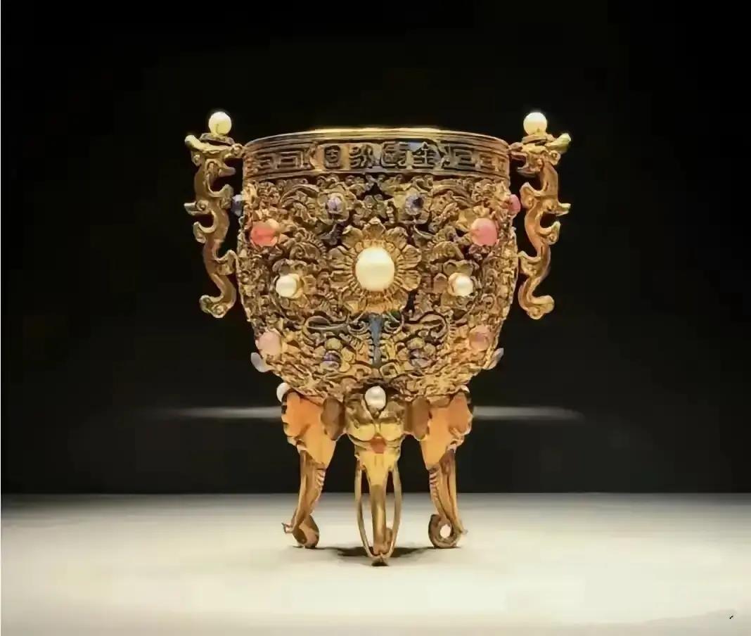 🌞1860年，圆明园烧了三天三夜。一个叫杜平的法国军官，趁着火光冲天，从园