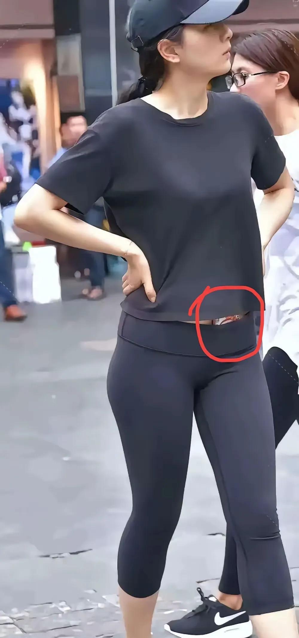 这身衣服没一个口袋，你让人家把手机放哪里我男的，夏天也是这样放手机，上衣没口袋