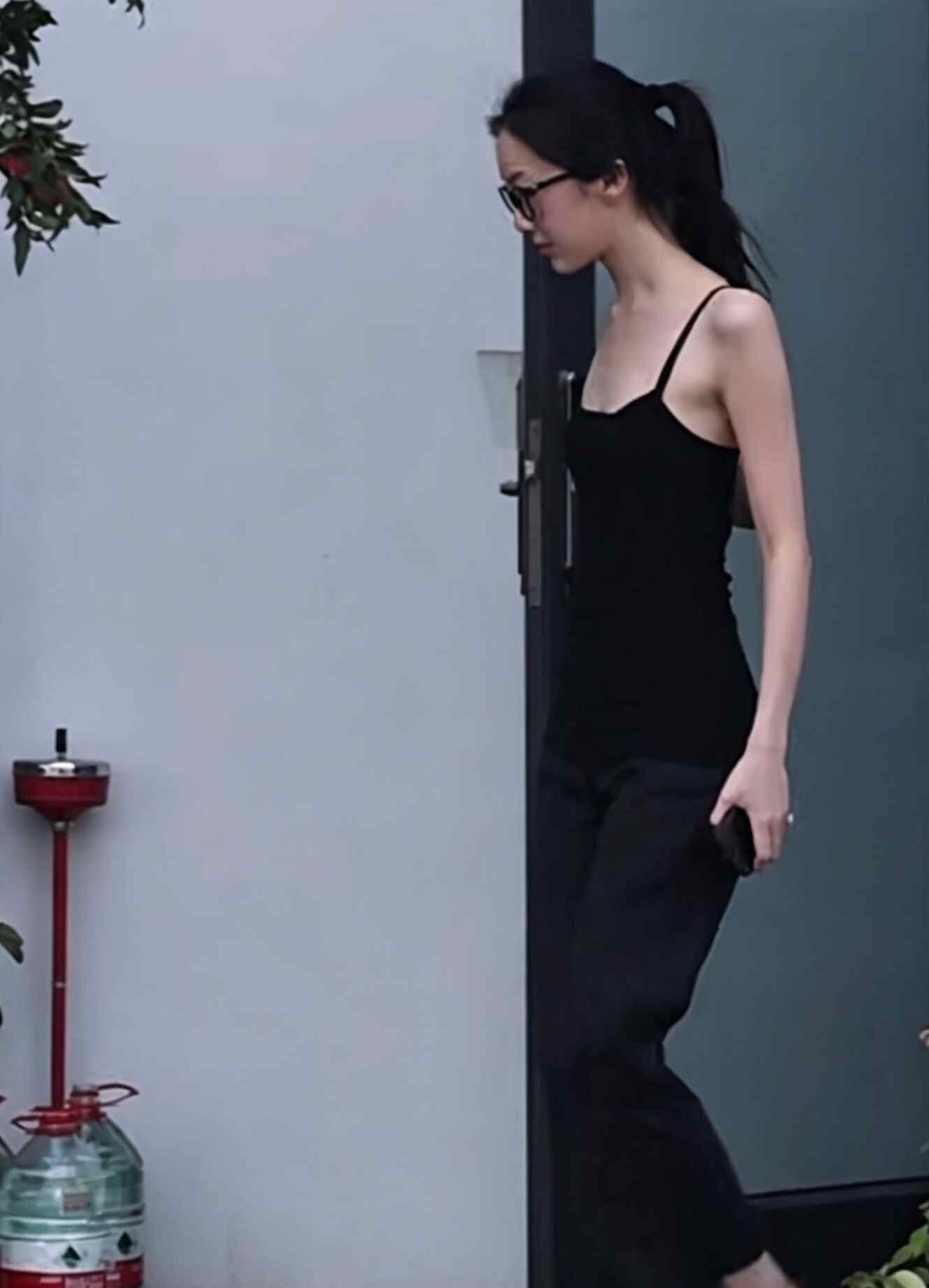 前两天看到李嫣、窦靖童和宋妍霏在北京聚餐的照片，三个人在一个不对外开放的餐厅，穿得都挺随意。李嫣就是