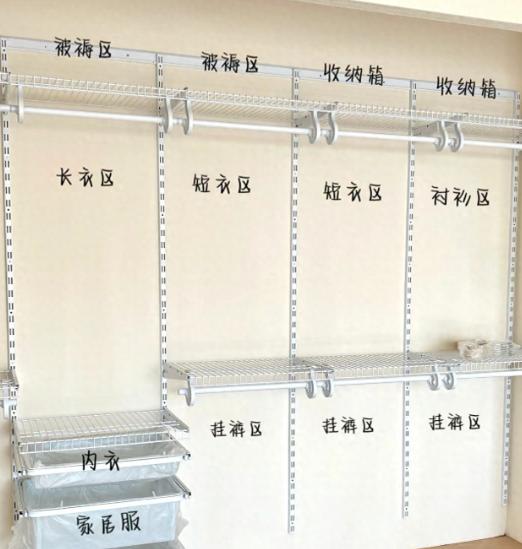 当初装修主卧，设计师劝我打个通顶大衣柜，说“收纳够、档次高”。我犹豫了三个月，最