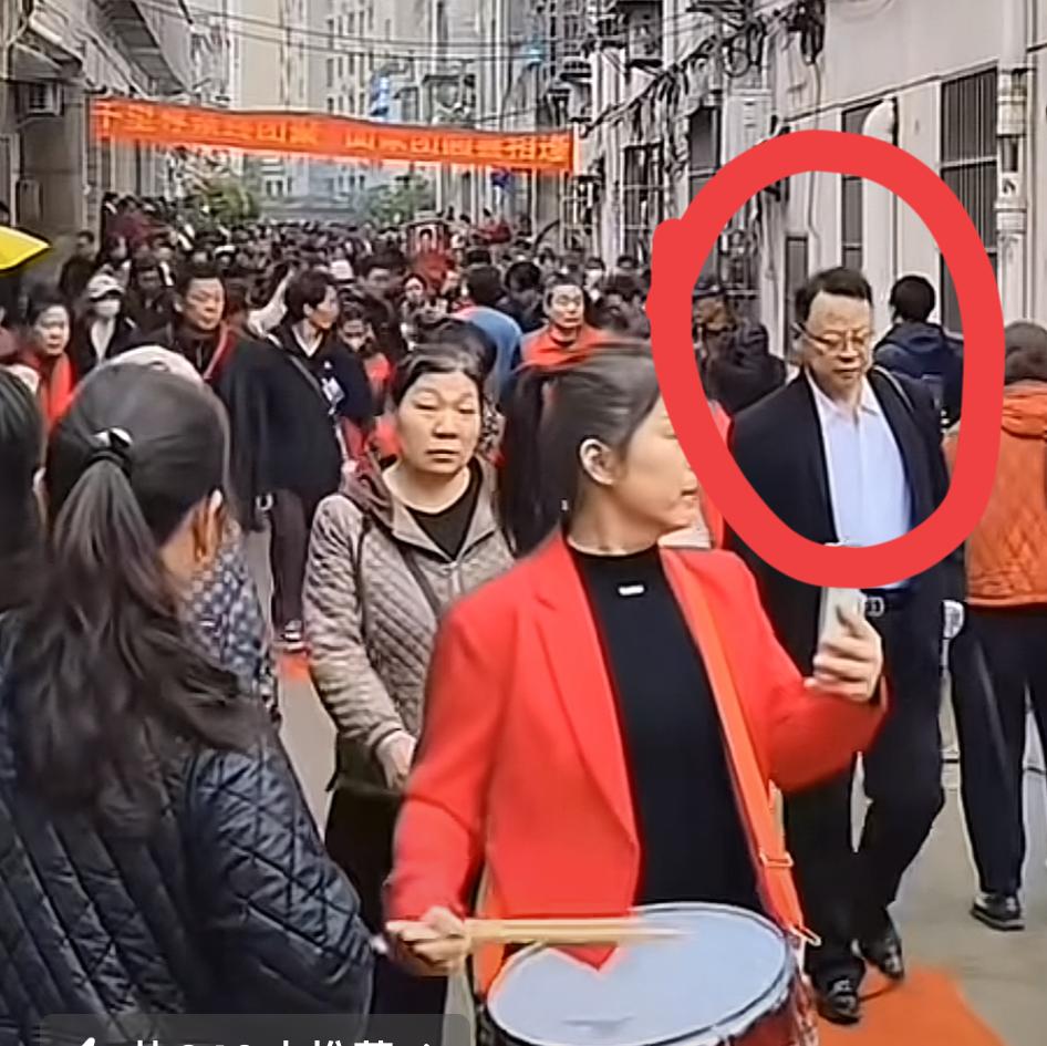 李鑫姐夫真人被网友拍到了，姐夫是一个很有文化底蕴的人。他不是网友传的公职人员，据