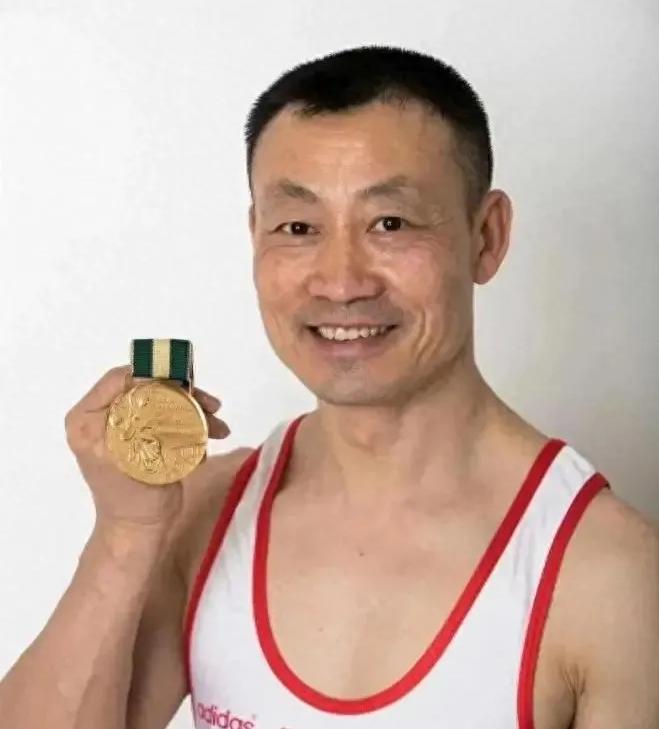 1988年，一个瑞士姑娘在天安门广场问路，中国小伙只是指了个方向，却因此断送了国