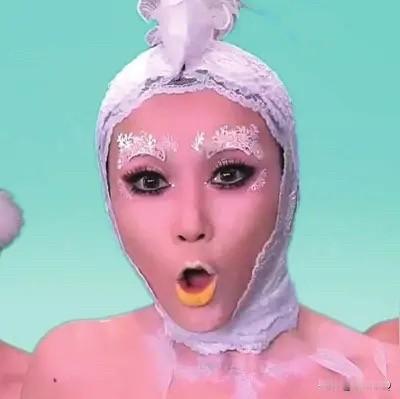 王蓉出道这么多年，在以前彩铃年代她就有了不少代表作，像《爸爸妈妈》、《我不是黄蓉