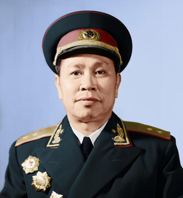 开国中将张翼翔担任七机部军管会主任，坚持一碗水端平。这引起了邱会作的极端不满，在