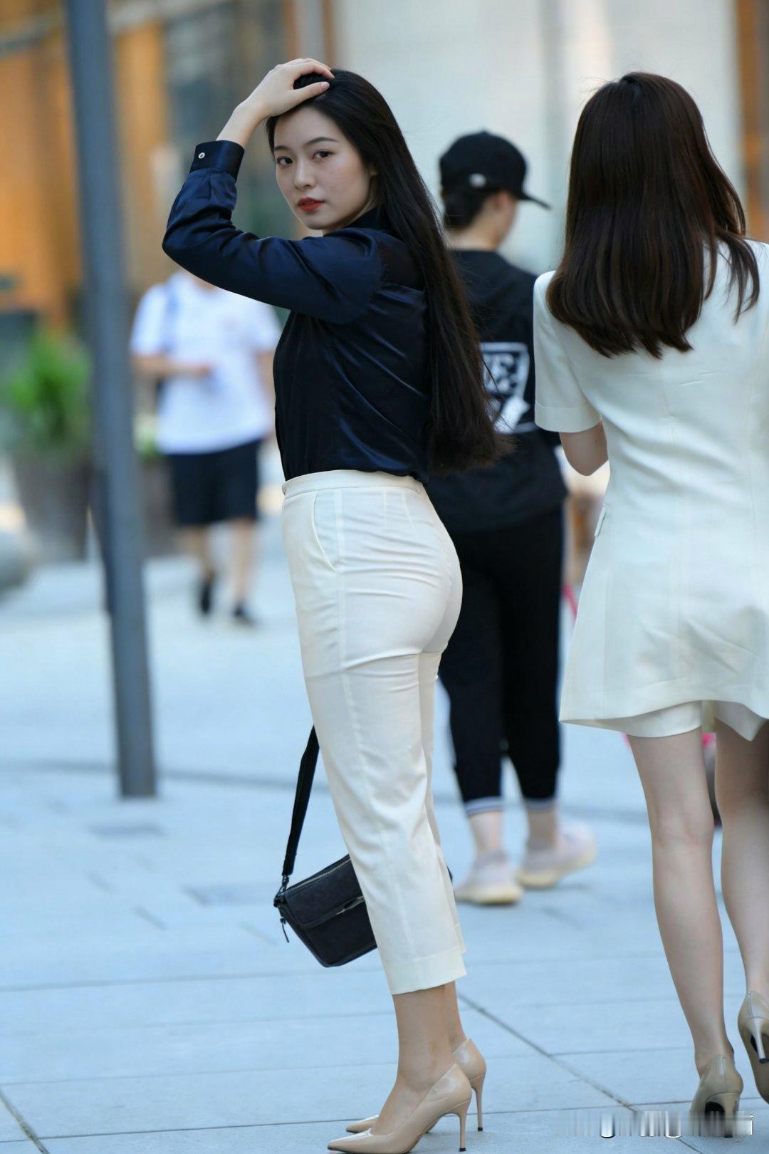 都市时尚穿搭，真能让人走出优雅气质和自信步伐！以前我也总为穿搭发愁，一堆衣服却不