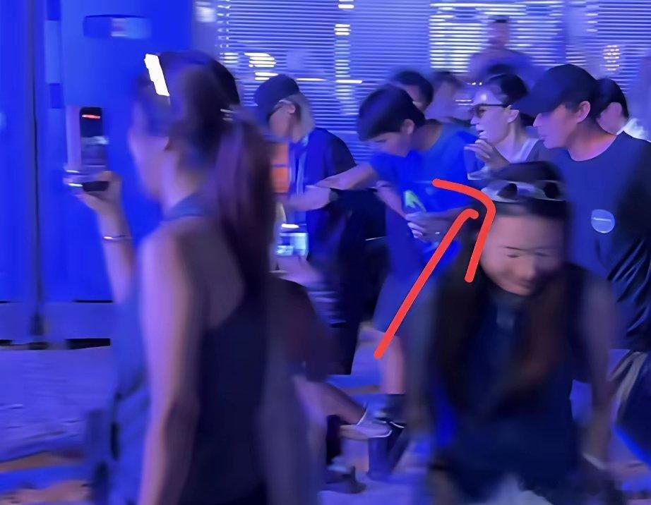 有个事，我一直不敢说王菲的男闺蜜Ryan他根本没醉，他在离开的时候脚步虽然晃，但手是伸出去拽王菲衣袖