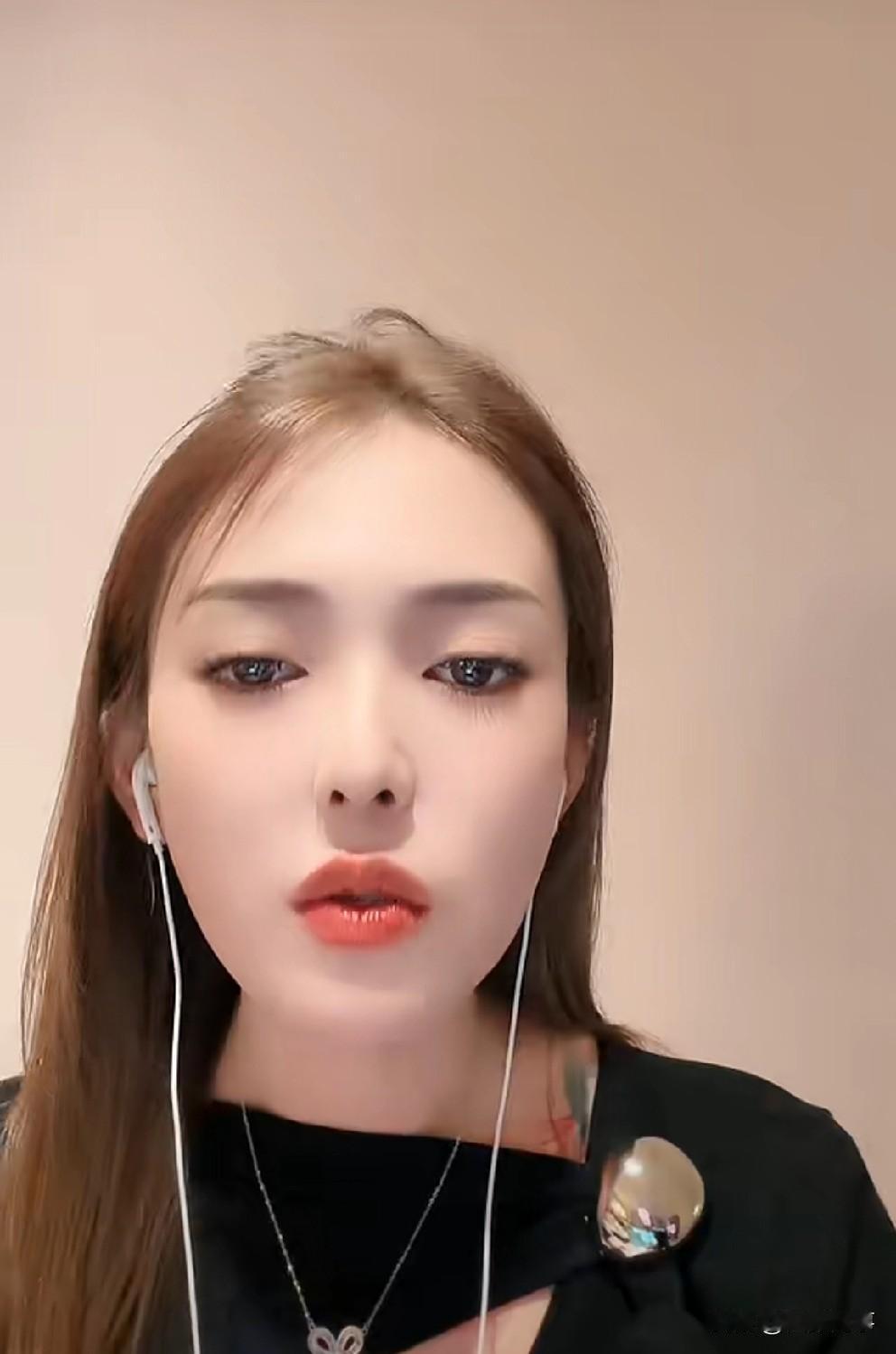 老狗隔空怒斥白雨：说佳希是“小San”要爆黑料，你爆出来我看看！