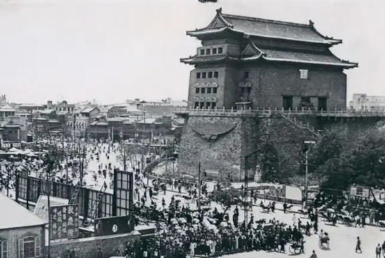 1951年，三轮车夫载完乘客后回家休息，却碰上了公安搜找特务，他一愣，随即想到了