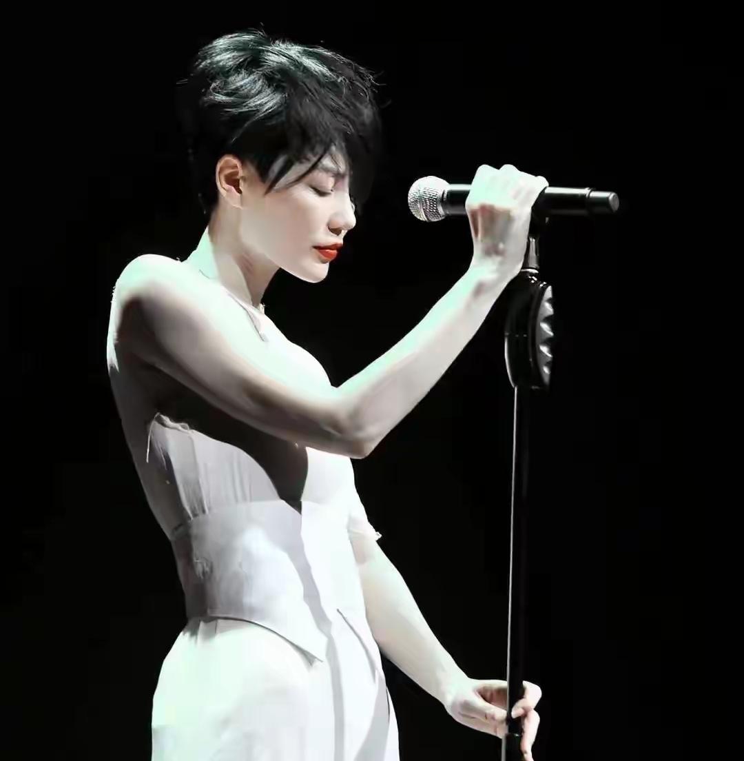 看了王菲在台湾的一个采访，才发现李敖说她肚子里没墨水是小看她了，她回答问题时的睿