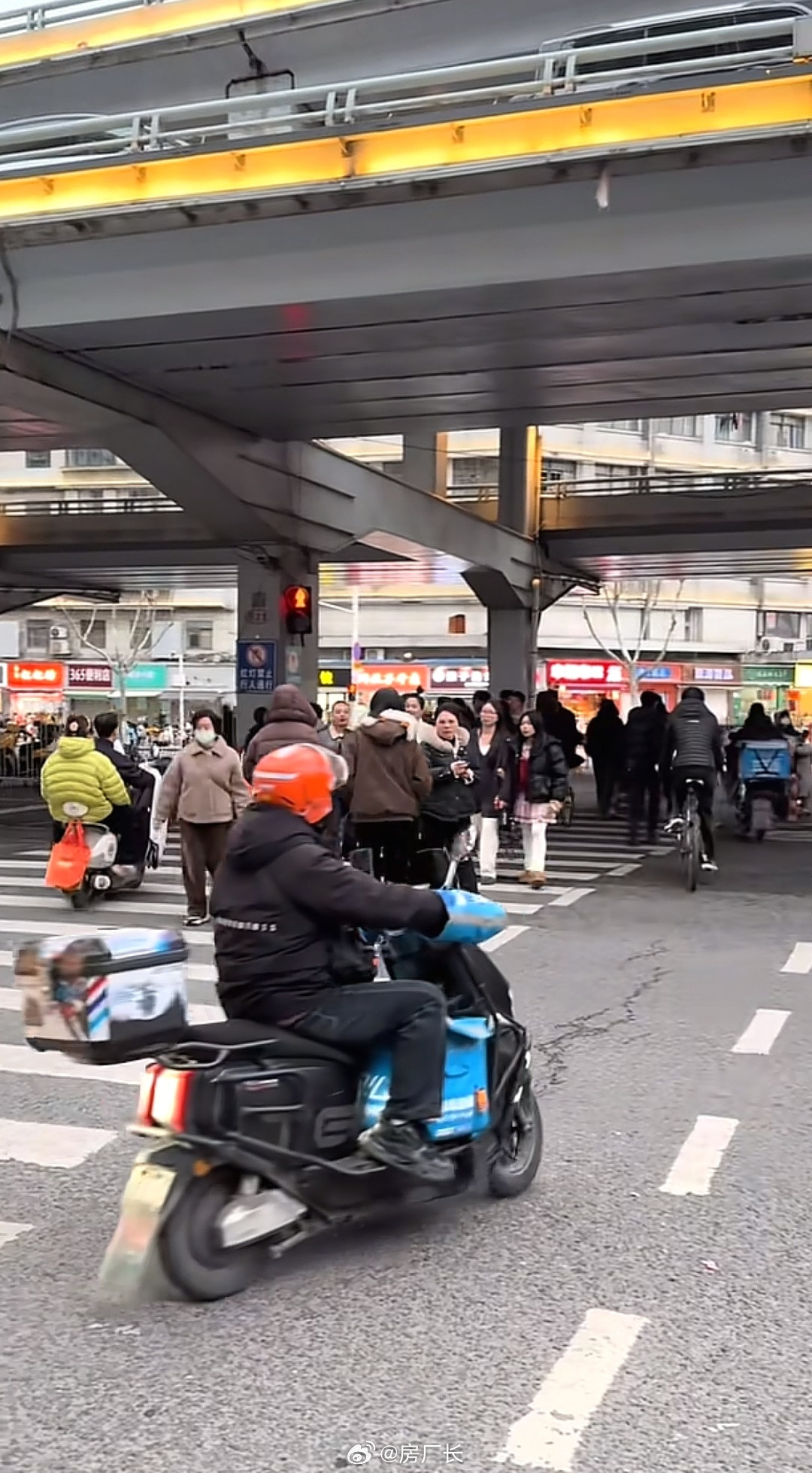 武汉这么松弛吗，红绿灯当氛围灯，每个人都像在自己家客厅