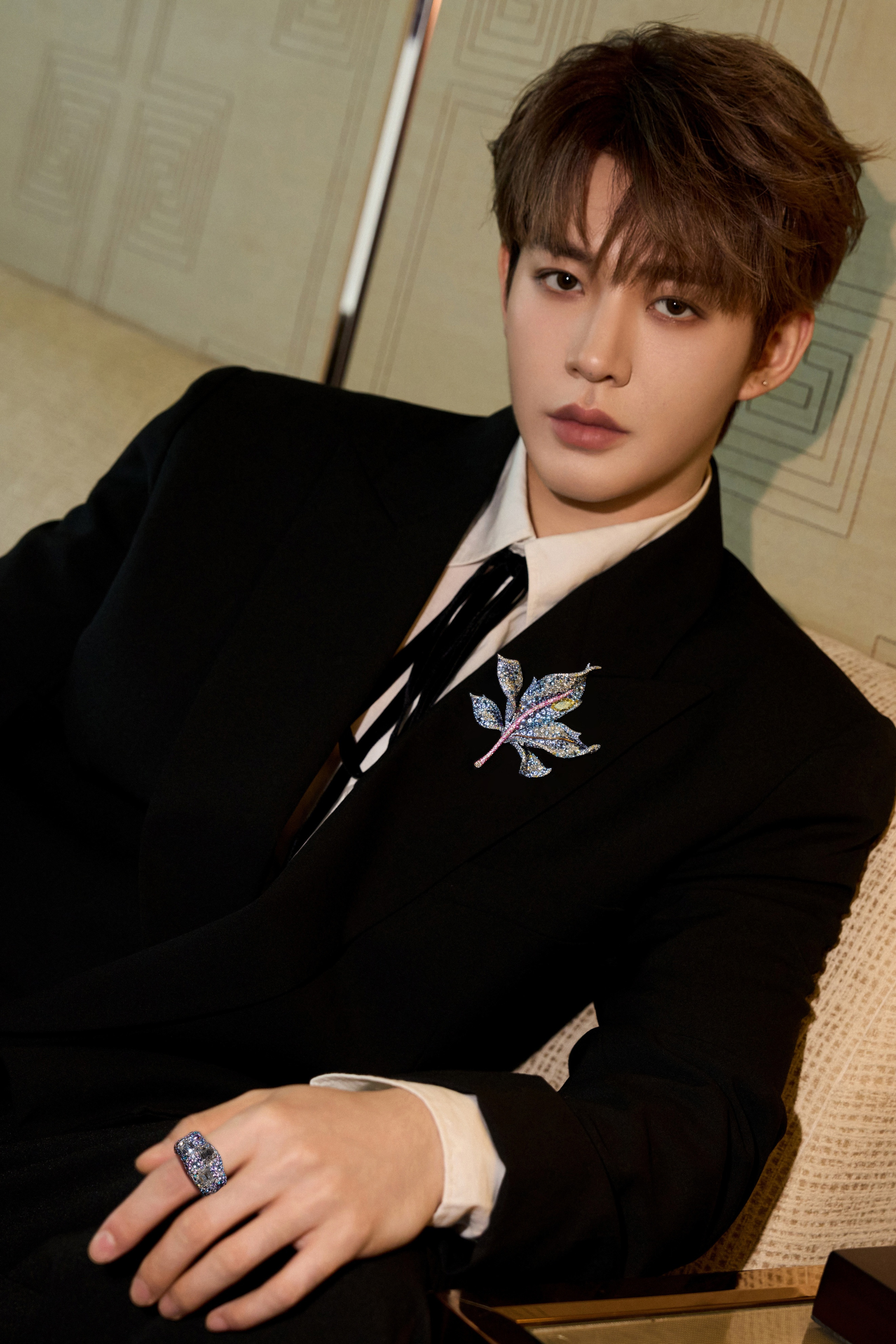 邓为身着BALMAIN黑色西装亮相2025爱奇艺尖叫之夜，领口飘带点缀出