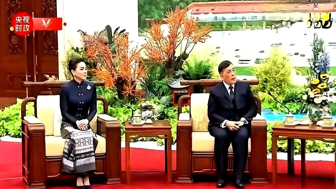 身形依然紧实：苏提达王后的优雅仪态与自律人生她能把腰背挺得笔直，一坐就是两小