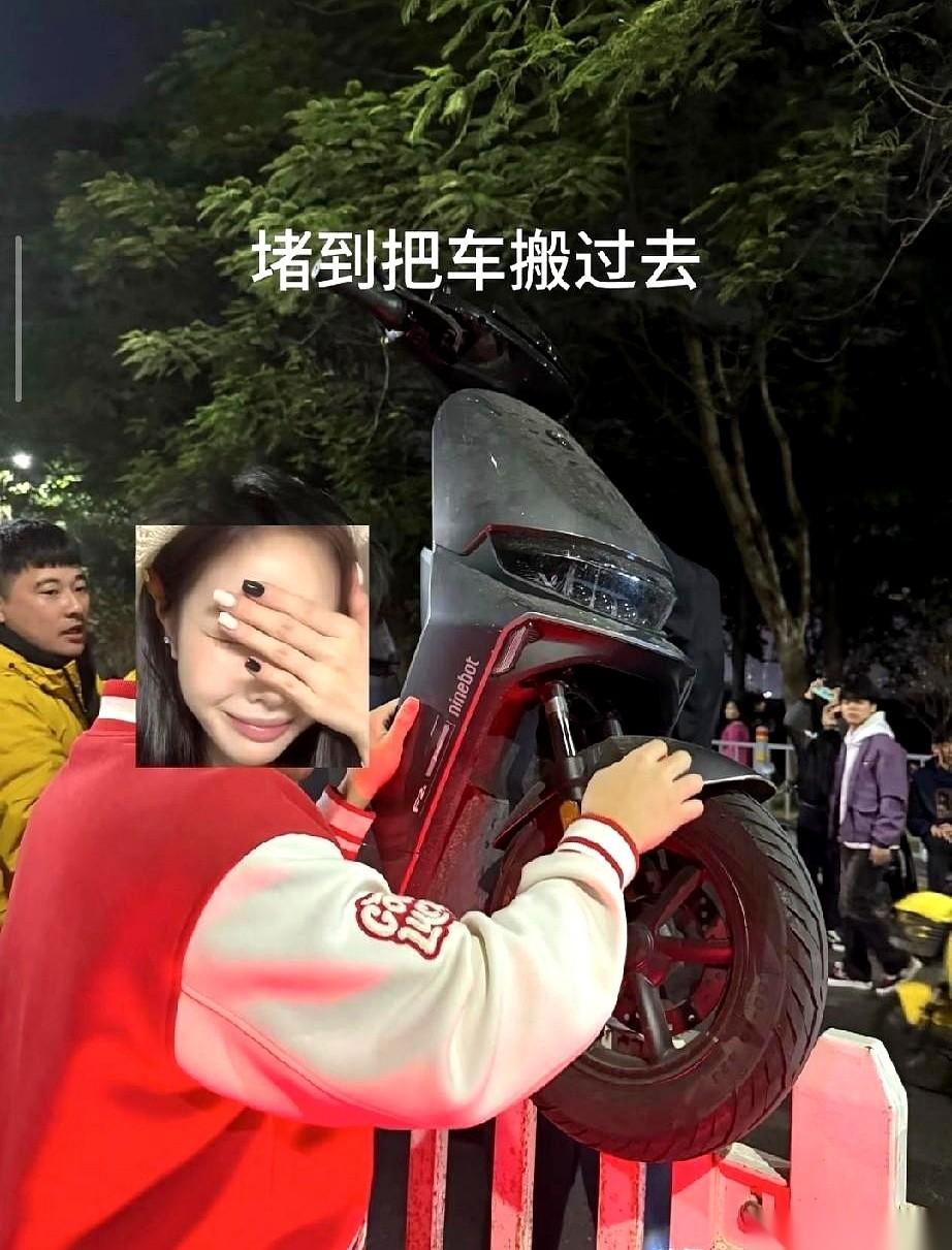 佛山跨年夜，一双手直接把电动车举过了头顶，架在了路边的栏杆上。不是杂技，是求生