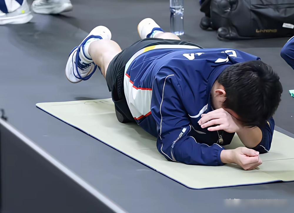 林诗栋体能训练的状态真不太行。抠手指擦眼睛，全程散漫没绷紧弦。去年世界杯亚