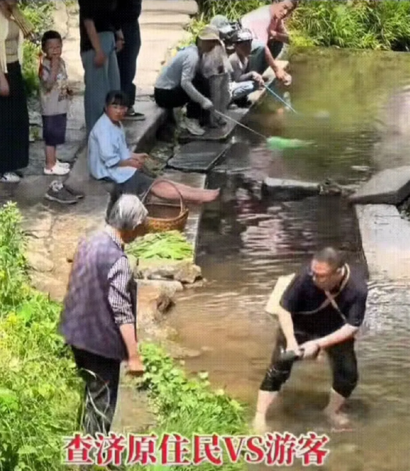 素质极其低下！游客在泉水里洗脚，泉水是当地居民的饮用水，原住户的老人过来劝阻说：