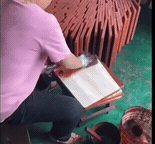 震惊！原来菜板还能上漆？咱老百姓买菜板该咋买呀？有网友下厂撞见工人给菜板刷漆