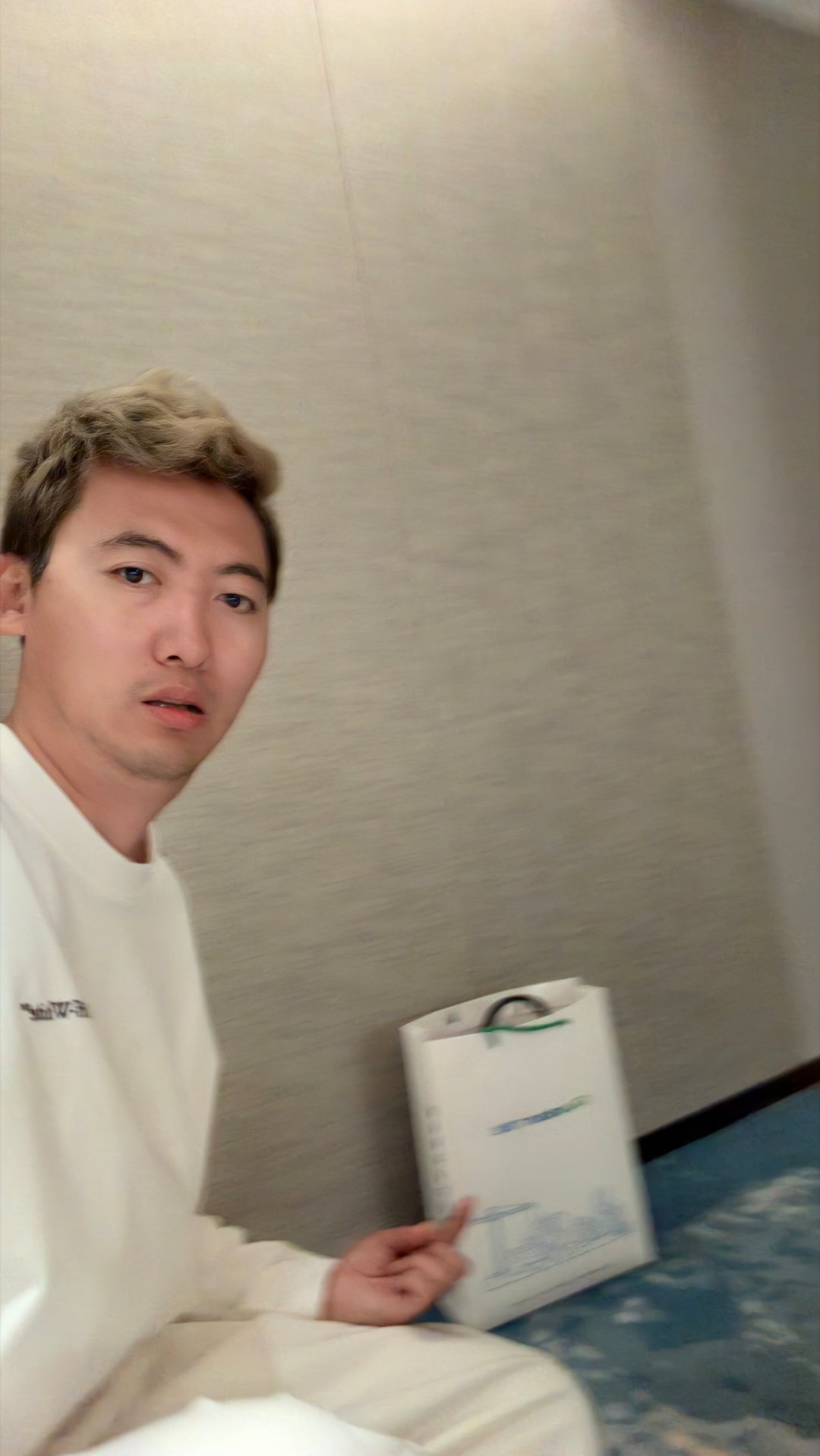 第一次见五星酒店房间里，有之前客人遗留的礼盒五星级酒店也都是草台班子啊这要是客人