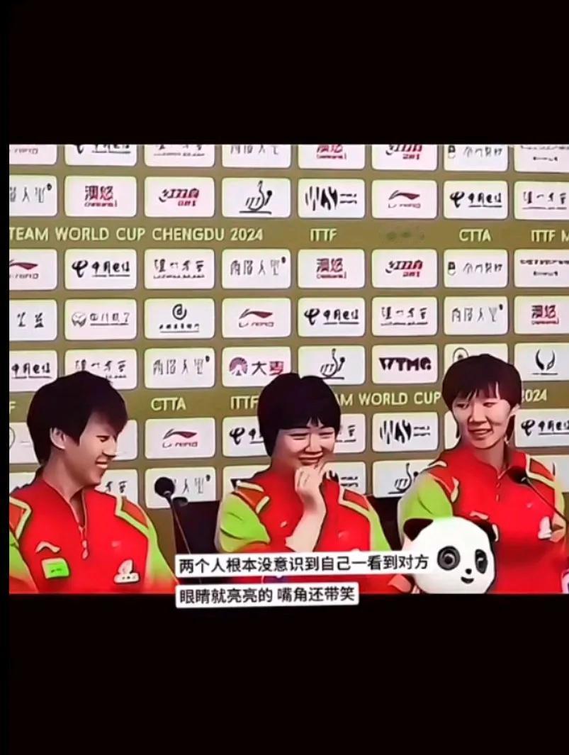 蒯曼坐在他们两位中间已经笑得不行了！大漏勺！果然，中间有个人更刺激[笑着哭]真
