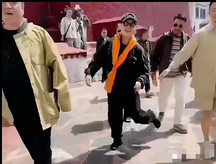 网友对李连杰的两藏之旅产生质疑。曾老曾经说过：当老人越活越年轻的时候，好多孩子都