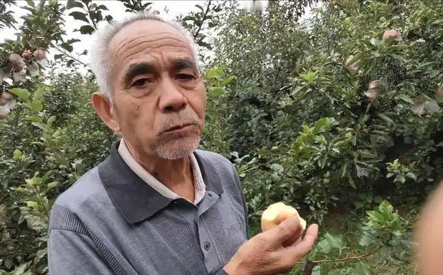 有位七十多岁的老先生，原本总喊肚子胀、排便困难，每隔两三天就得吃泻药。后来他每天