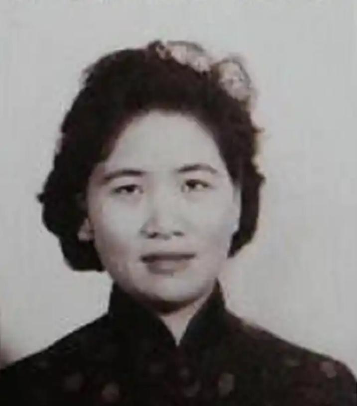 1975年，台湾首富的妻子杨娇，因受不了丈夫出轨，毅然放弃豪门生活，带着3000
