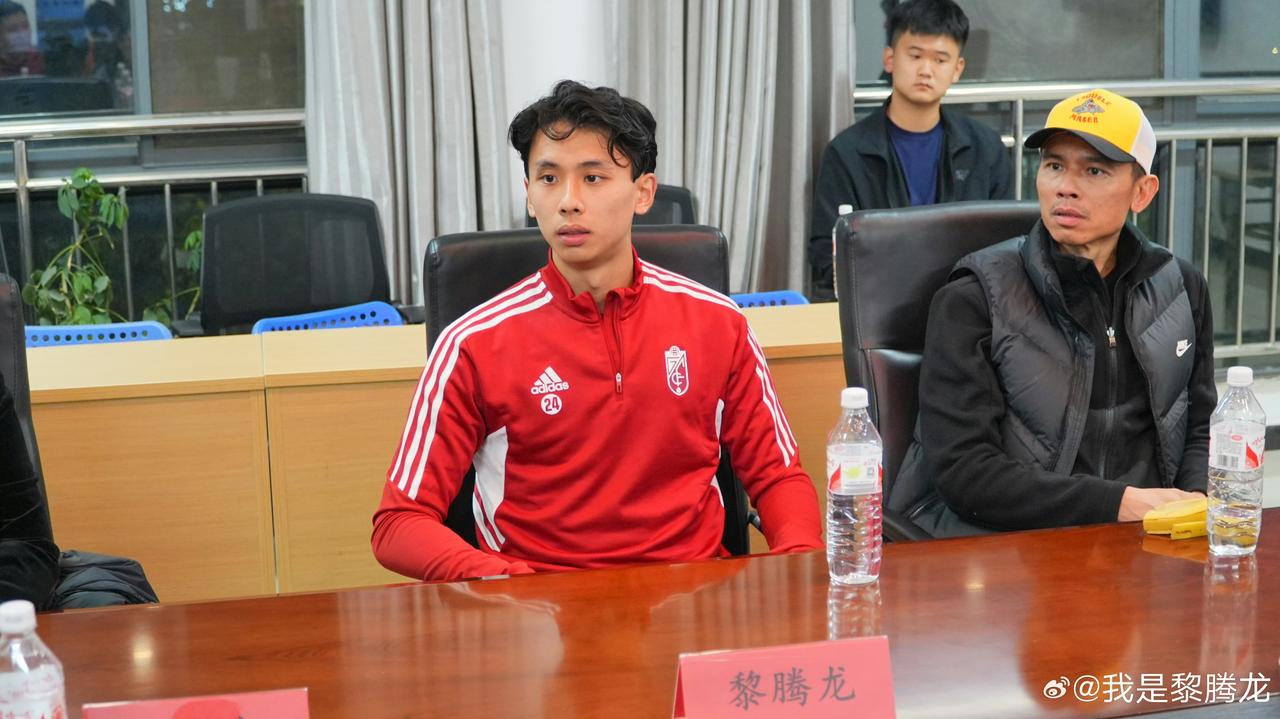中国男足里面我认为最令人扼腕叹息的天才。现在已经不知所踪。黎腾龙，2001出