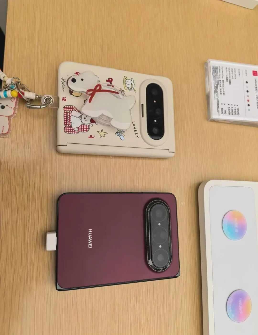 阔折叠上手，这个波尔多红太显白了本身对红色不感冒，结果看到真机还有点眼前一亮。