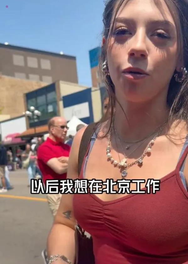 国内的生意卷没办法，为了生活只能够远离他乡，这在美国的某街头，东北盒饭却默