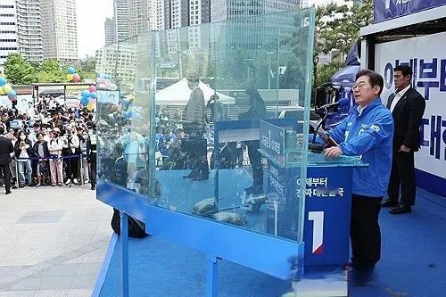 七个朴槿惠支持者团体19日宣布支持李在明，并加入民主党团体。坐在防弹玻璃后面