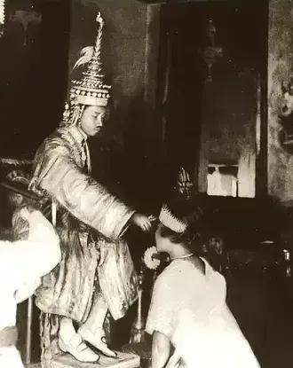 图一是拉玛七世册封王后图二是拉玛九世（普密蓬国王）册封王后图三是拉玛七世和王