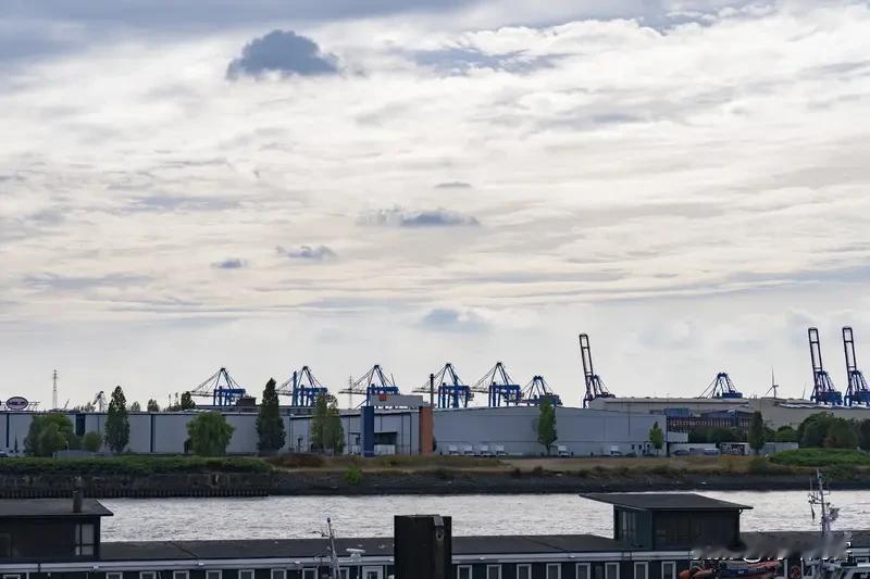 欧洲国家改革是个复杂的大工程。在经济上，得摆脱对传统产业的过度依赖。比如德国，不