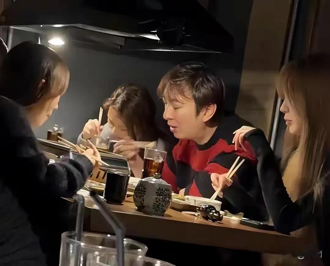 王思聪沉醉在纸醉金迷中，父亲王健林已老态龙钟，为何他还找不到人生方向？近期有人拍