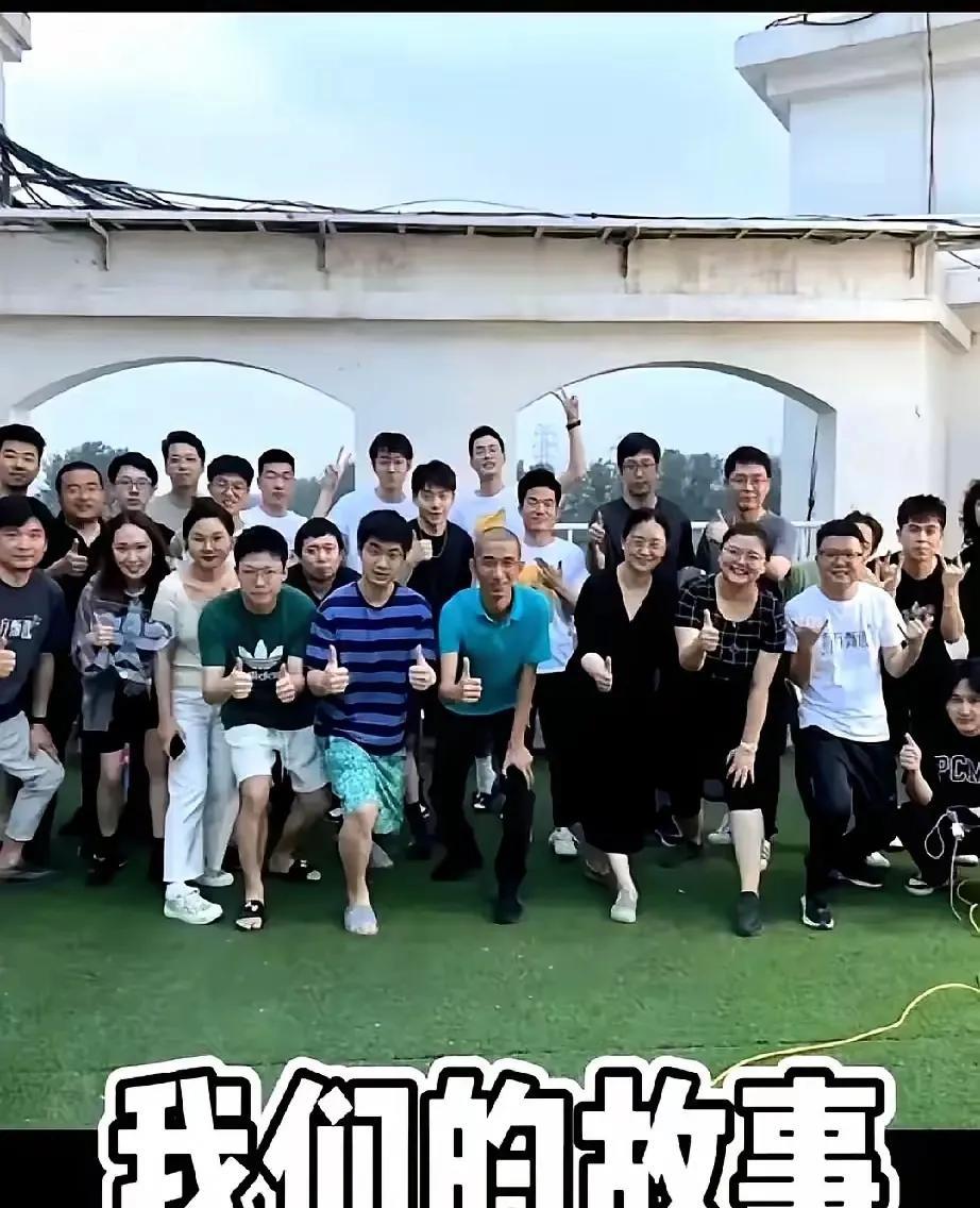 看到这张照片感慨万千东方甄选创立七八年的时间那时这帮孩子那么年轻现在已经物