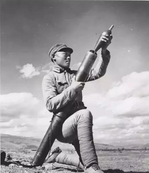 1950年10月，19岁的彭良义参加了中国人民志愿军，担任迫击炮手。入朝后，参加