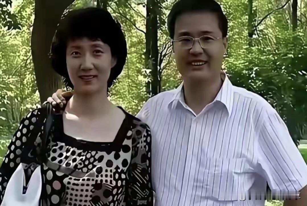 央视主持人李修平年轻时候的发型跟现在差不多，乌黑发亮，发量多多，属于气质型的女神